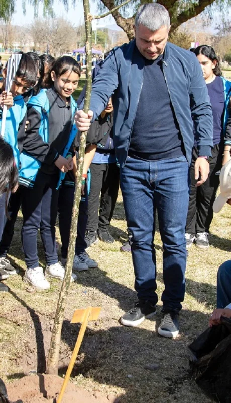 Juegos, investigación, y cuidados. El Día del Árbol en el Parque San Vicente.