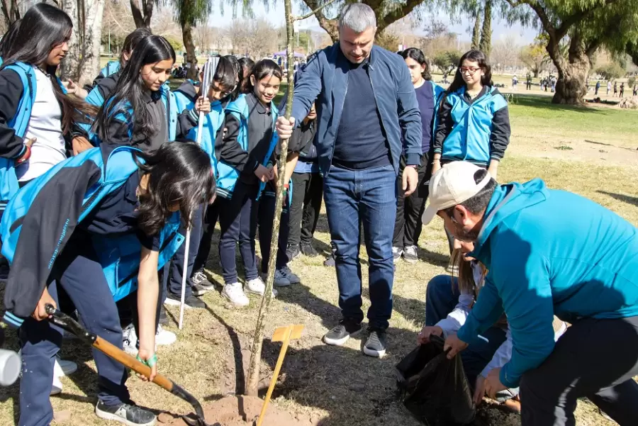 Juegos, investigación, y cuidados. El Día del Árbol en el Parque San Vicente.