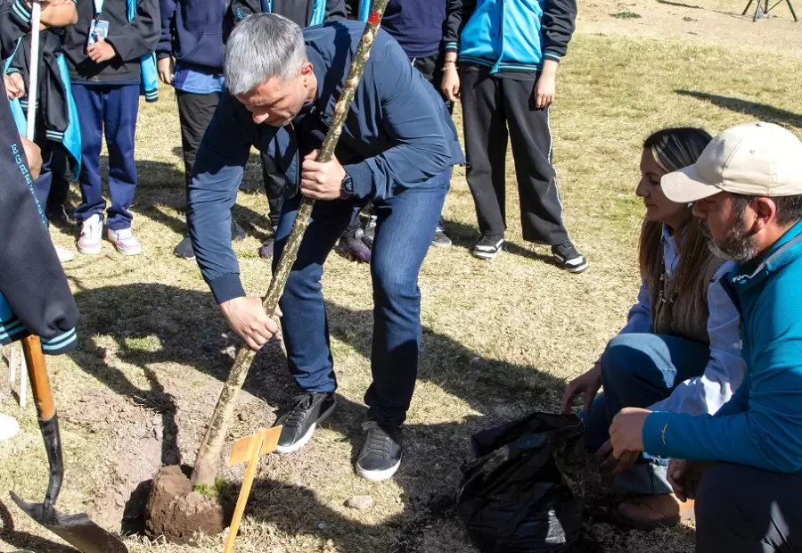 Junto a Diego Costarelli, los chicos hicieron una plantación colectiva de árboles en el Parque San Vicente.