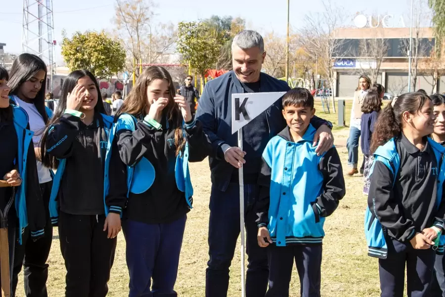 Godoy Cruz convocó a las escuelas primarias del departamento en el Parque San Vicente, para concientizar sobre la importancia de proteger el ambiente.
