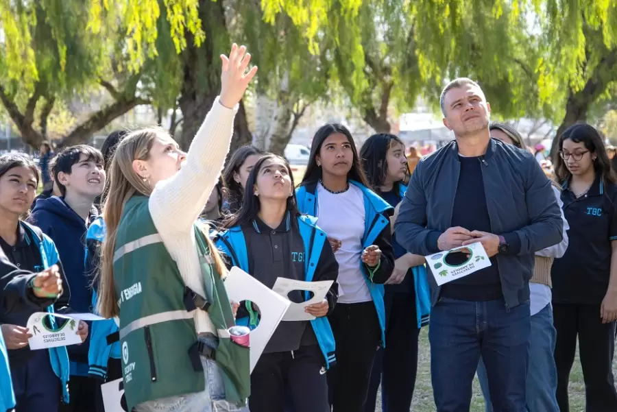 El intendente de Godoy Cruz, Diego Costarelli, encabezó el calendario y destacó la importancia de los árboles.