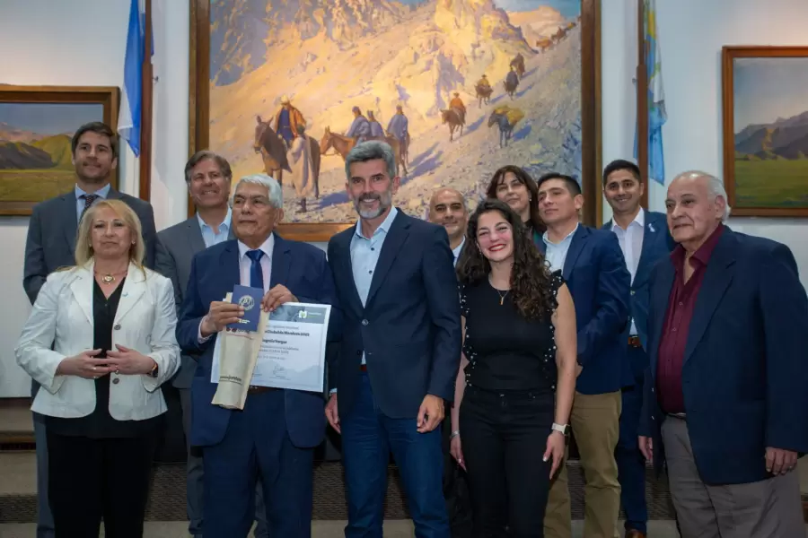 El intendente junto a familiares de uno de los Padres Destacados.
