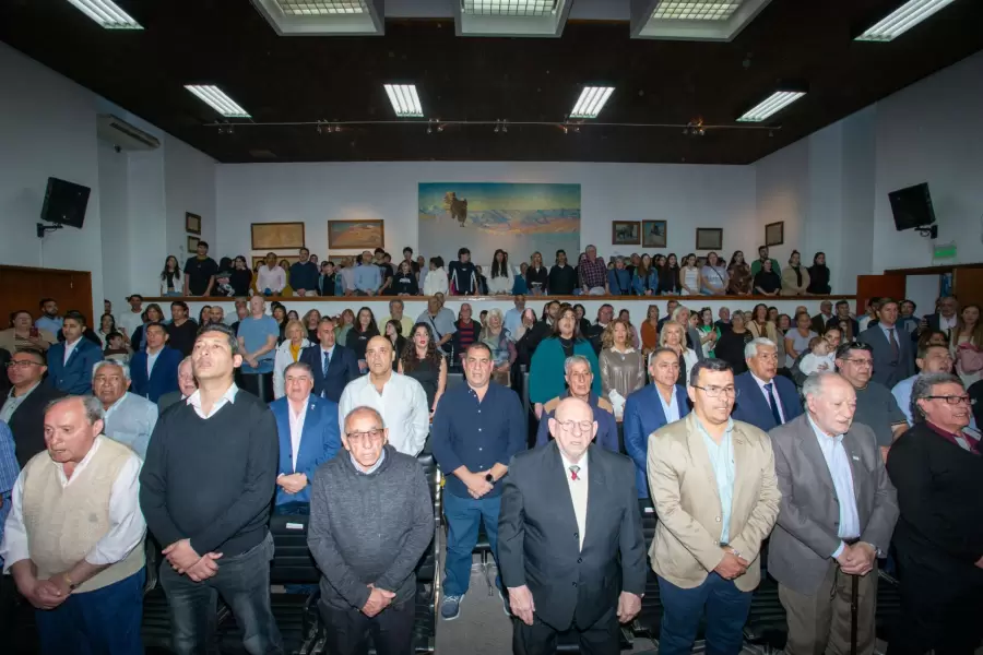 Himno Nacional Argentino, y el Himno a San Martín.