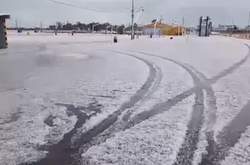 La tormenta de Santa Rosa llegó a Mendoza con estruendos, granizo y nieve