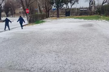 Fotos y videos: la tormenta de Santa Rosa en Mendoza se hace sentir con nieve y lluvias