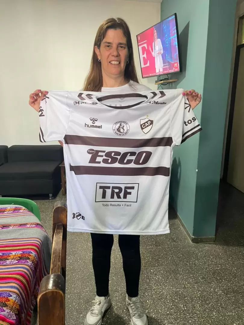 Marta Agüero de Orellano con el presente que le hizo llegar la Peña