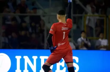 ¿Quién es Gabriel Urbina? El arquero que ataja como si fuese una Miss Universo