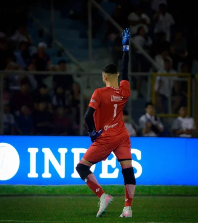 El arquero nicaragüense Gabriel Urbina combina atajadas con pasarela.
