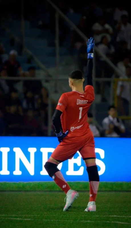 El arquero nicaragüense Gabriel Urbina combina atajadas con pasarela.