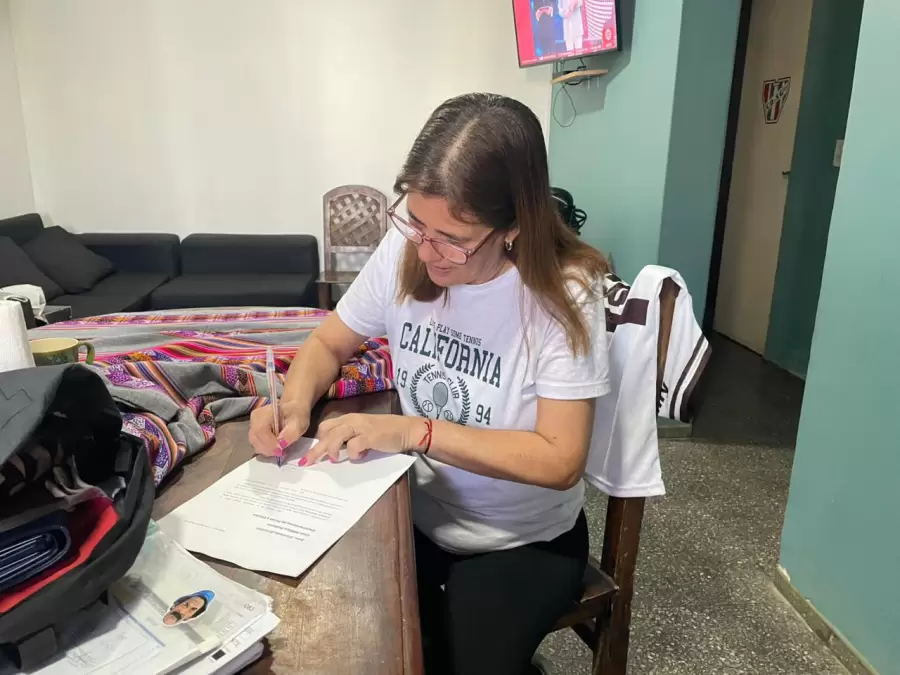 La señora de Orellano firma la autorización para que la Peña leve el nombre de Gustavo.