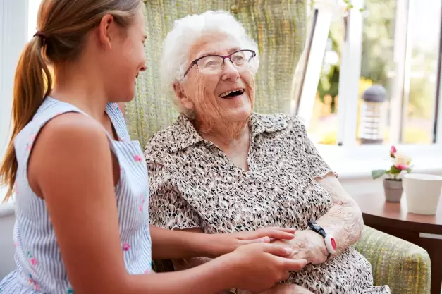 Los adultos mayores tienden a repetir el nivel de alegría de la niñez. El motivo: más importancia a lo importante.