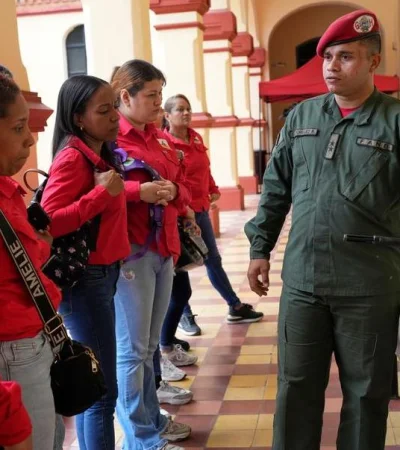 Mientras continúa el cruce de declaraciones, militares venezolanos dan instrucción de combate a las milicias bolivarianas. /