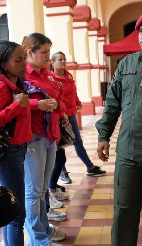 Mientras continúa el cruce de declaraciones, militares venezolanos dan instrucción de combate a las milicias bolivarianas. /