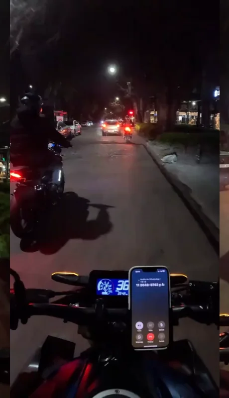 Casi tira a un motociclista por una maniobra imprudente.