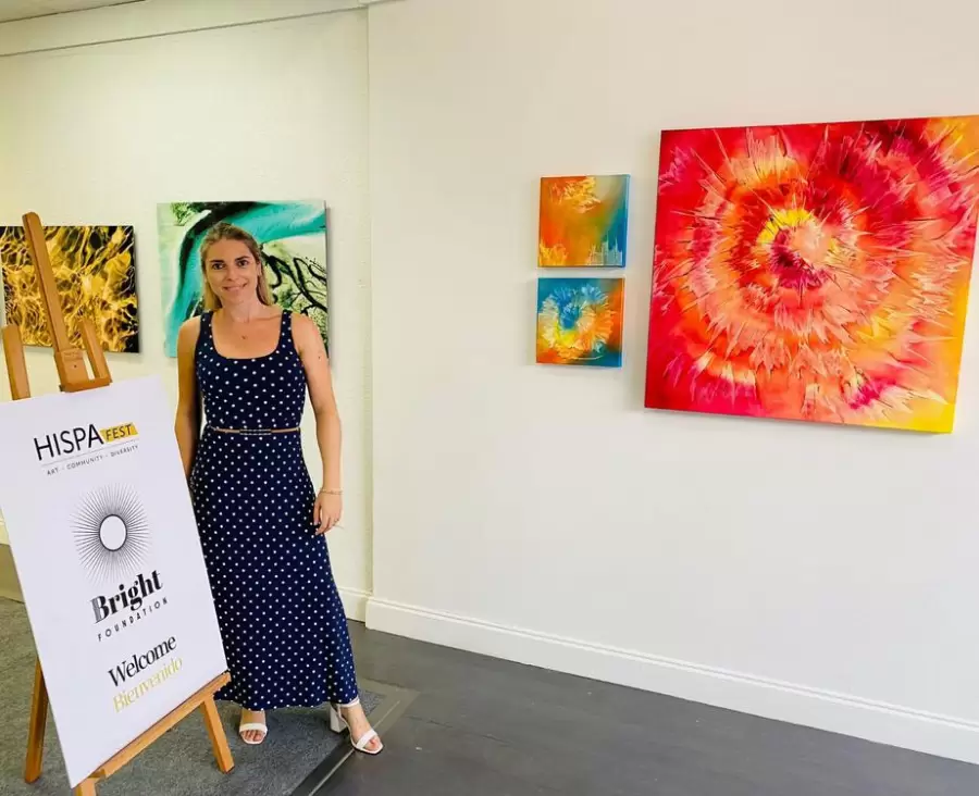 Carla ha sido autora de murales, exhibiciones y colaboraciones con instituciones culturales de Florida.