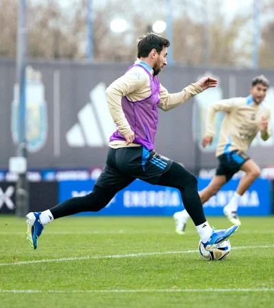 Leo Messi trabajó a la par de sus compañeros en Ezeiza.