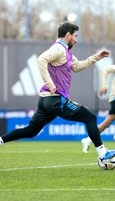 Leo Messi trabajó a la par de sus compañeros en Ezeiza.