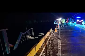 VIDEO / Se desbarrancó en Alta montaña, afectó un puente y cerraron el Paso