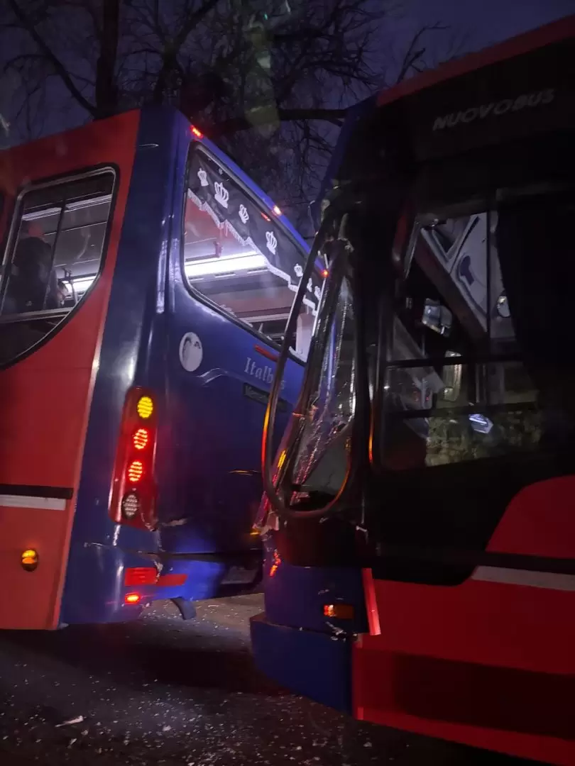 Choque en cadena entre tres colectivos calle Montecaseros de Ciudad generó caos en el tránsito/ Fuente: Ciudadano News