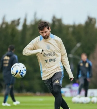 Lionel Messi se entrena con la Selección argentina en lo que puede ser su último partido oficial en el país/ Fuente: X Selección argentina