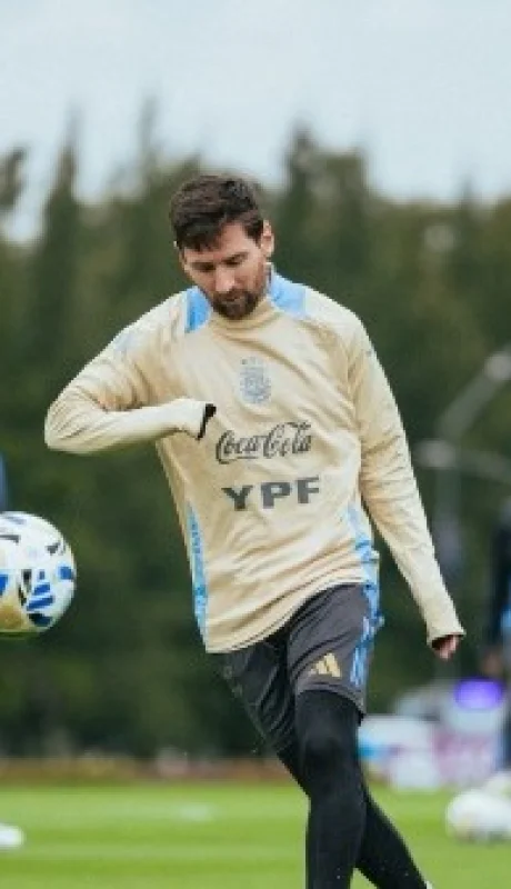 Lionel Messi se entrena con la Selección argentina en lo que puede ser su último partido oficial en el país/ Fuente: X Selección argentina