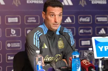 La emoción de un periodista y de Lionel Scaloni en plena conferencia de prensa