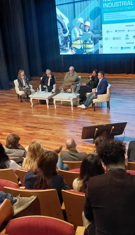 Empresarios y referentes debatieron en el 2° Foro Agroindustrial Regional Mendoza 2025 sobre la necesidad de generar estabilidad macroeconómica.