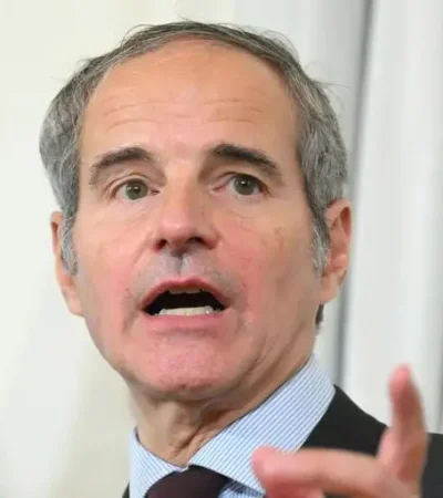 El argentino, que está al frente del OIEA, exige la reanudación de las inspecciones a los establecimientos nucleares persas.