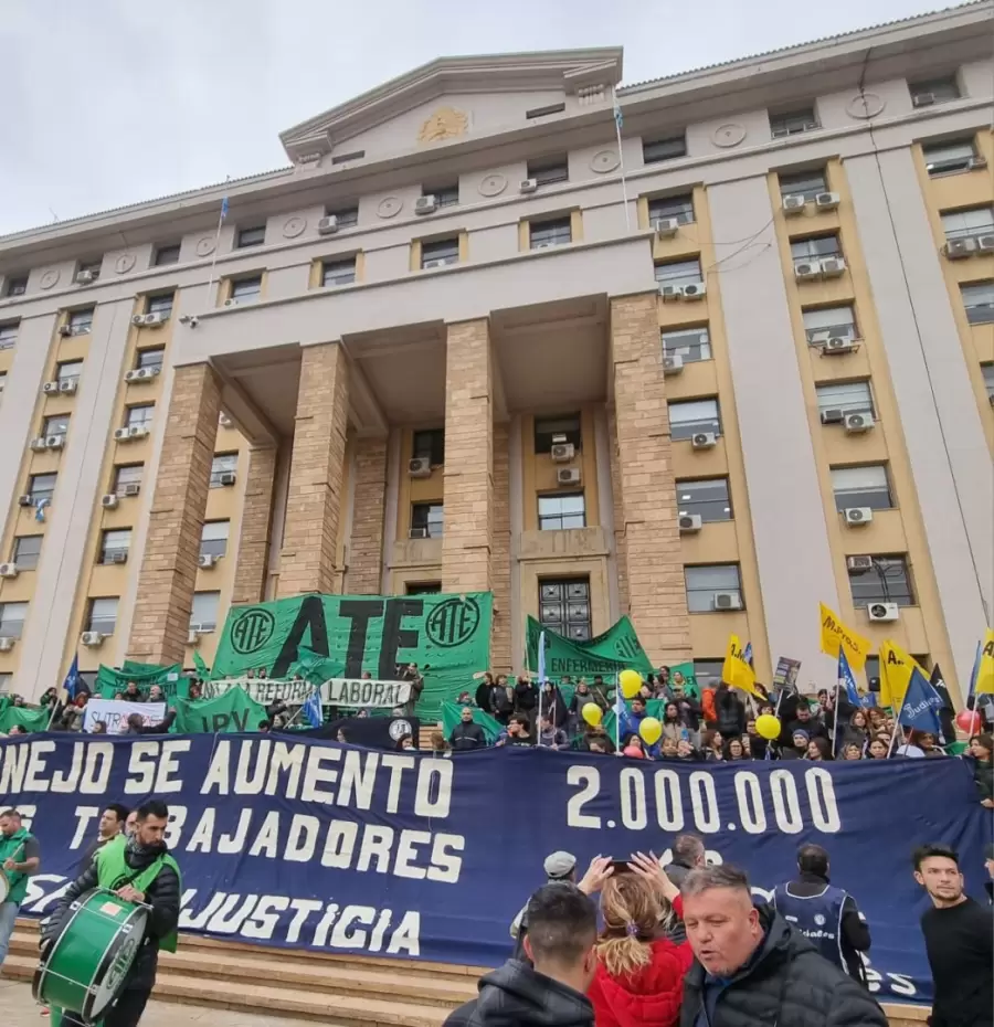 Protesta de empleados estatales en Mendoza.