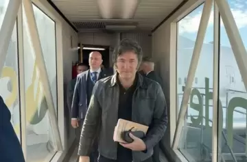 Analista advierte que los viajes al exterior de Milei "son propios de una agenda personal"