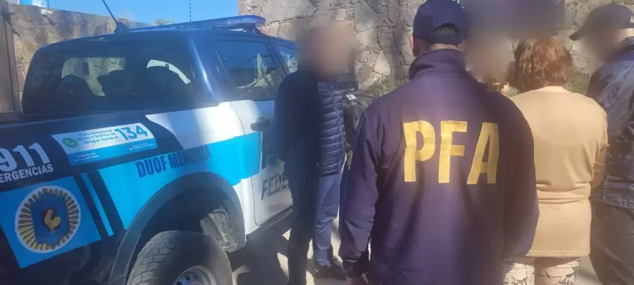 El detenido siendo apresado por las fuerzas de la PFA.