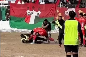 Violencia en el fútbol: lo expulsaron, intentó agredir al árbitro y le manda 'sugerencias' a la prensa