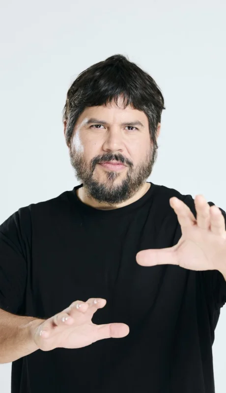 El primer álbum solista de Santiago Motorizado reúne 11 canciones cargadas de referencias culturales. /