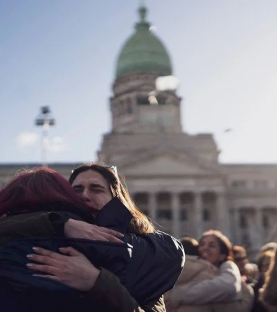 Festejos frente al Congreso de la Nación tras el rechazo del Senado al veto de Milei.