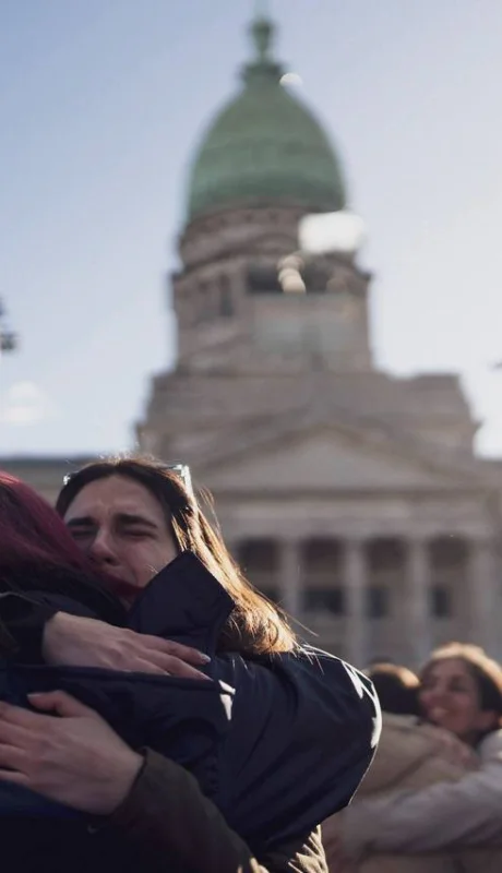 Festejos frente al Congreso de la Nación tras el rechazo del Senado al veto de Milei.