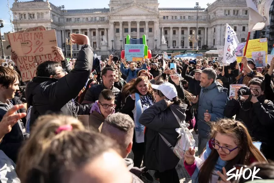 Festejos frente al Congreso de la Nación tras el rechazo del Senado al veto de Milei.