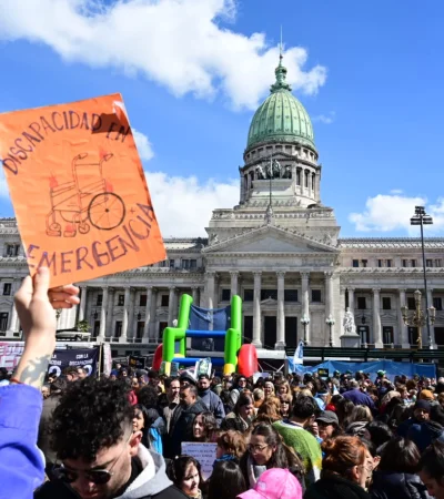Festejos frente al Congreso por el respaldo a la Ley de Emergencia en Discapacidad. (Imagen: X)