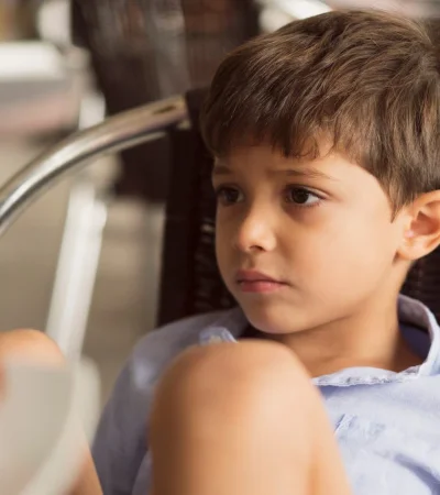 Hay violencia en todos lados, incluso a la hora de tratar a un niño. Un "callate la boca", un "Vení para acá", un zamarreo.