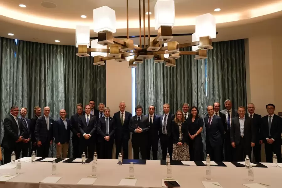 Javier Milei junto a algunos de los empresarios convocados por el Instituto Milken.