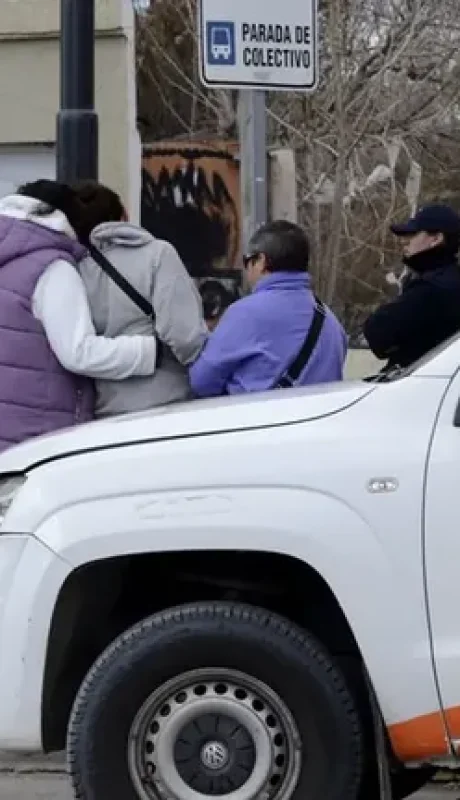 Vecinos y familiares de la víctima cuando se enteraron de la triste noticia. (Gentileza: LM Neuquén)