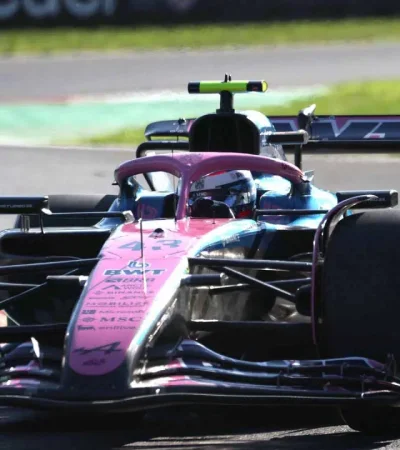 Colapinto en acción saliendo de la curva Della Roggia en Monza