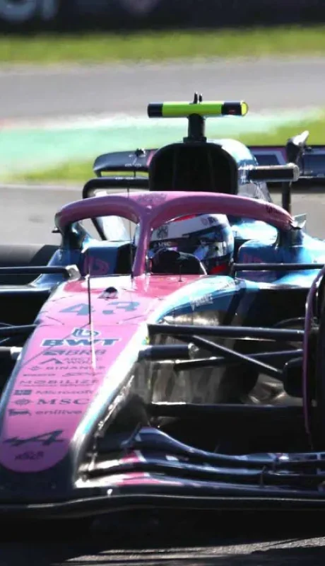 Colapinto en acción saliendo de la curva Della Roggia en Monza