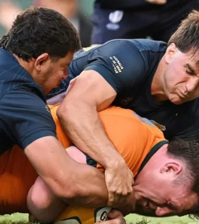 EL esfuerzo de los defensores no puede evitar el try australiano