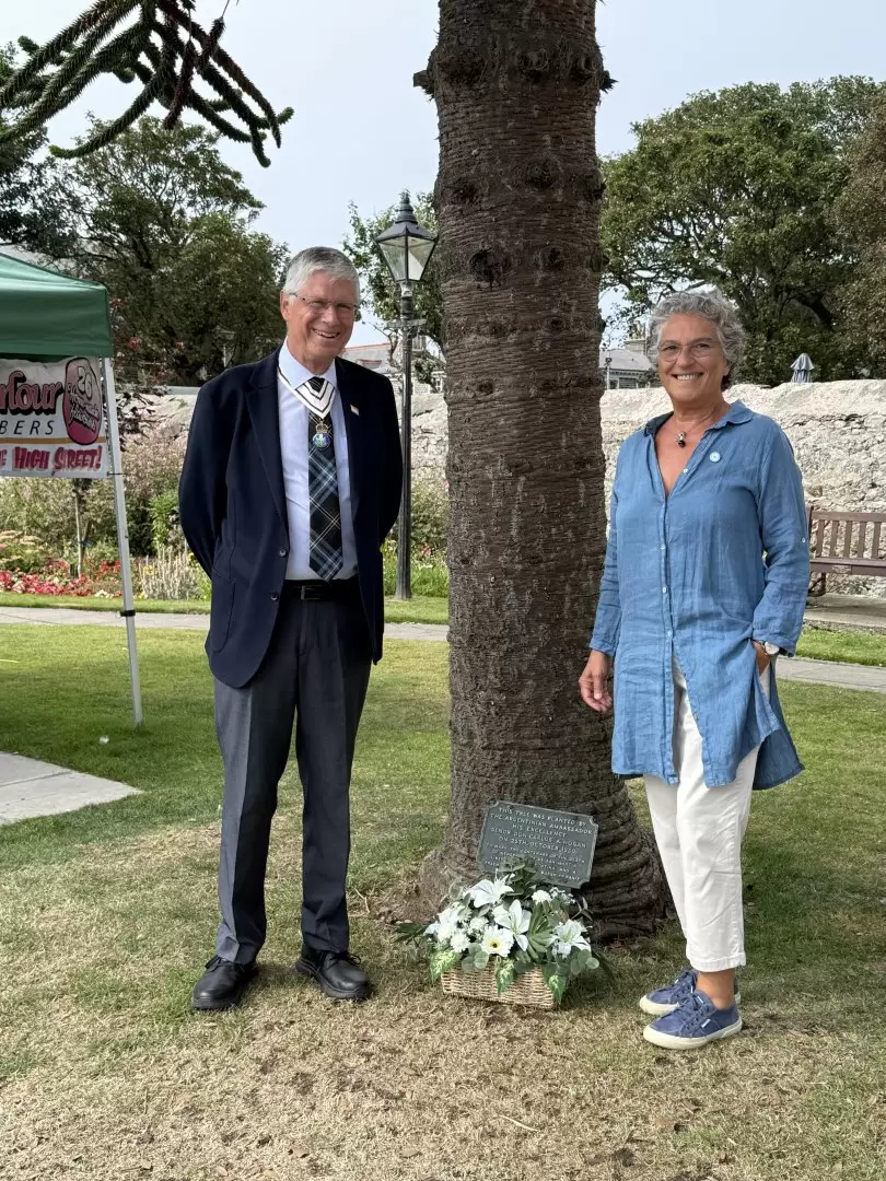 La autora Alejandra Guibert fue invitada a depositar una ofrenda floral.