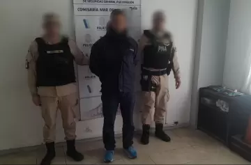 Fue detenido por un hecho insólito cuando estaba en la cola de un banco