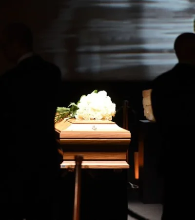 Milán despide a Giorgio Armani con un emotivo homenaje público