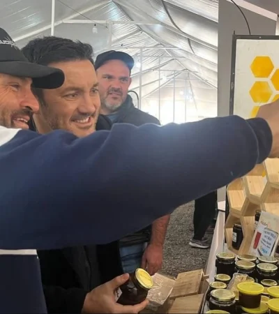 Luis Petri visitó a los apicultores