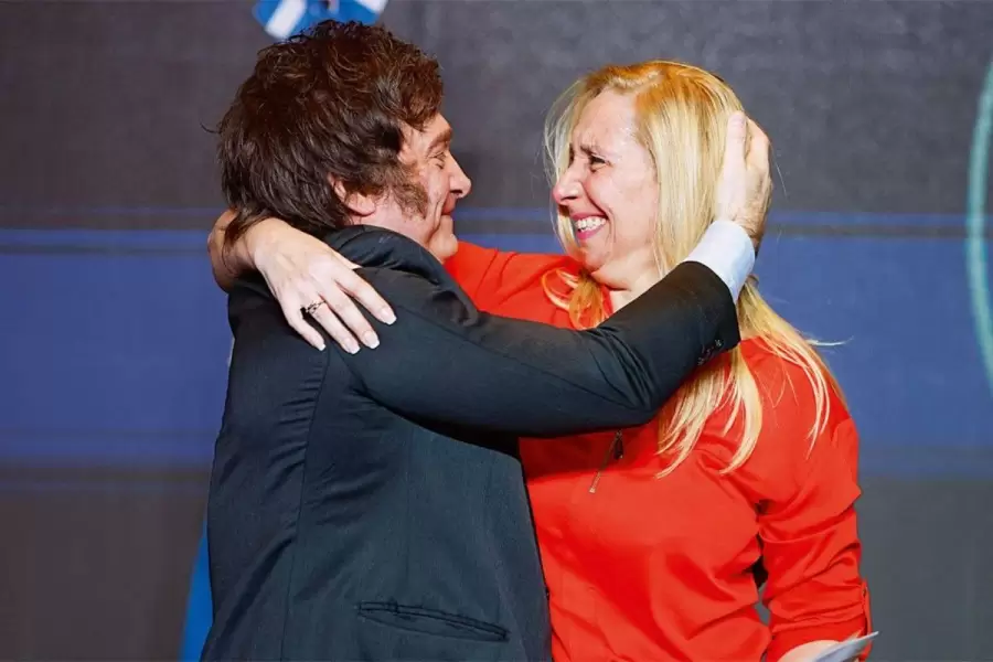 La dupla contra todos