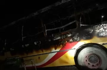 Incendio en San Juan: una flota completa de colectivos quedó reducida a cenizas