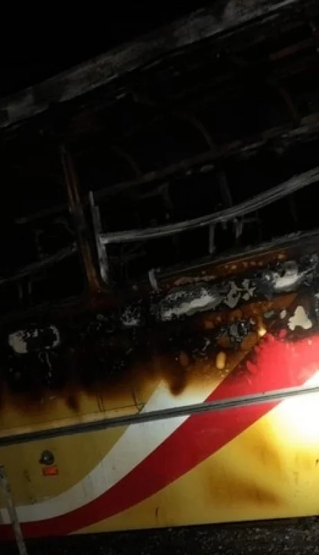 Incendio en empresa de colectivos en San Juan.